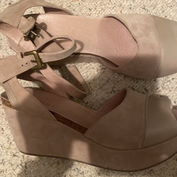 Chocolat Blu wedge sandals size 8 nude part suede feel - Picture 2 of 3